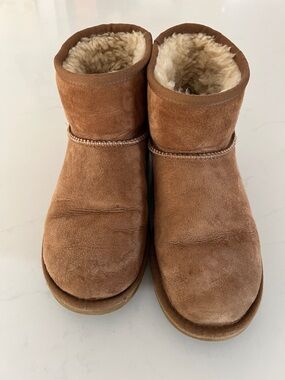 UGG Short Shearling Boots - Chestnut Suede